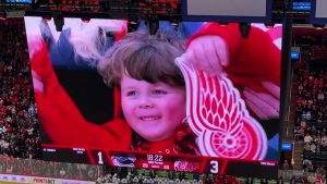 Niño de 4 años se roba la atención en un juego de hockey