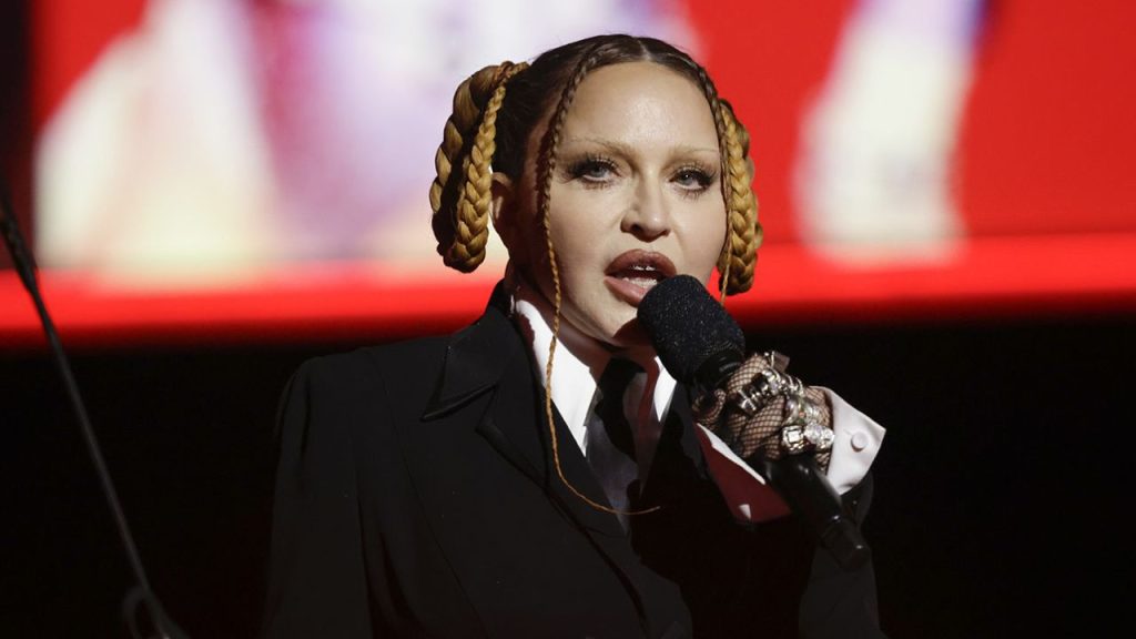 Madonna hace una broma sobre la "hinchazón por la cirugía"