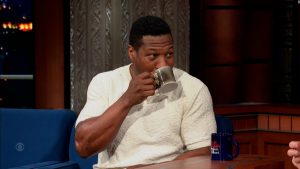 ¿Por qué Jonathan Majors lleva con frecuencia una taza? El actor de Marvel lo explica | Video