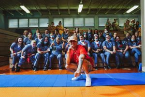 Nio García realizó concierto en cárcel de mujeres