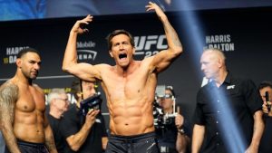 Jake Gyllenhaal muestra un físico increíble durante el pesaje en UFC 285