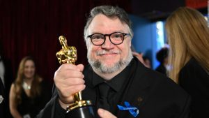 Conoce el libro que muestra la creación de la película "Pinocho" de Guillermo del Toro | Video