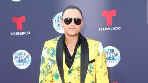 Elvis Crespo cambia su estilo de cabello y asiste al Clásico Mundial de Béisbol