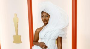 ¿Por qué el extravagante look de Tems en los Oscar se volvió viral?