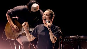Lady Gaga realiza emotiva interpretación de "Hold My Hand" en los Oscar 2023