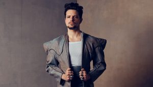 La razón por la que "Eva" es la mejor canción que Lasso ha escrito