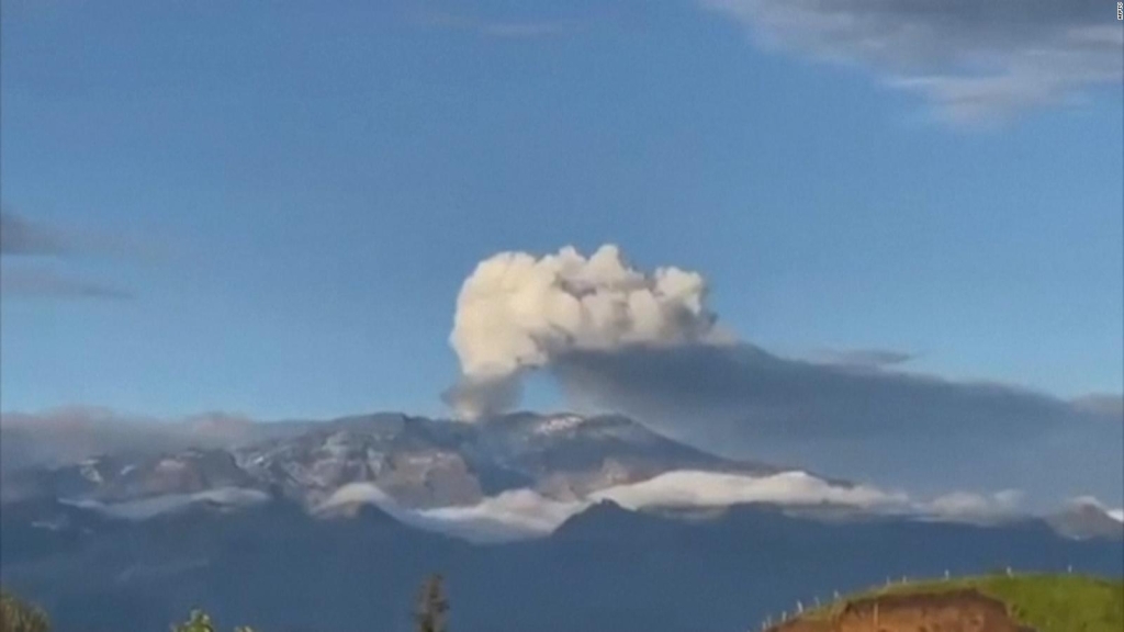 El humo del volcán Nevado de Ruiz alcanza los 1.500 metros