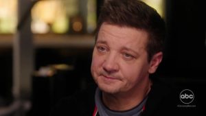 Jeremy Renner ve a un “hombre con suerte” cuando se mira en el espejo