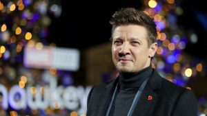 El médico de Jeremy Renner dice que la maquina quitanieves se acercó a milímetros de un órgano vital y un nervio principal