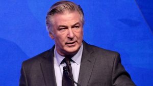 Fiscales desestiman cargos contra Alec Baldwin por disparo en el set de "Rust", dice su abogado
