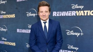 Jeremy Renner llega a la alfombra roja después de grave accidente