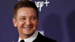 Jeremy Renner muestra avances en su recuperación desde la caminadora