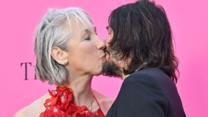 Keanu Reeves y su novia Alexandra Grant comparten un raro beso en público