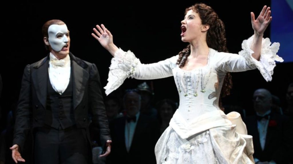 Los superfans de "El Fantasma de la Ópera" se despiden del espectáculo más antiguo de Broadway