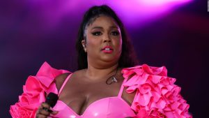 Mira a Lizzo con artistas drag en su concierto para protestar contra la ley de Tennessee | Video