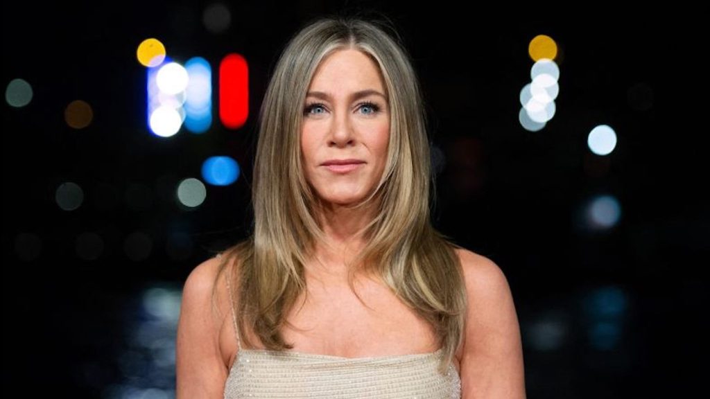 Jennifer Aniston se disfraza para comprar productos de su nueva marca de belleza