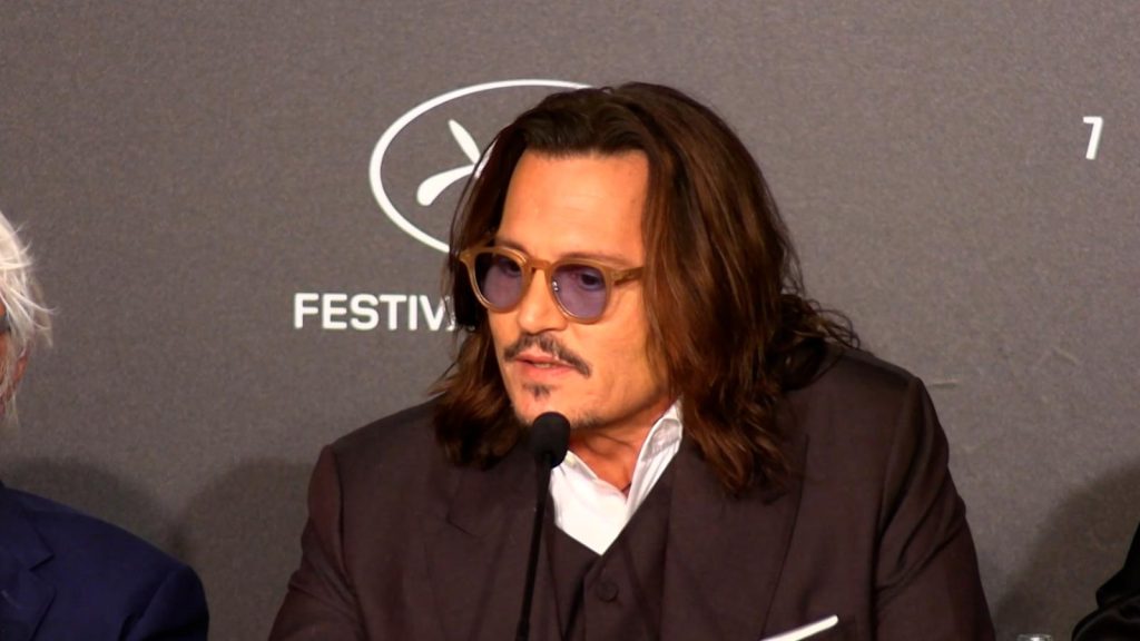 Johnny Depp, recibe una gran ovación en Cannes por su nueva película, dijo que no piensa en Hollywood
