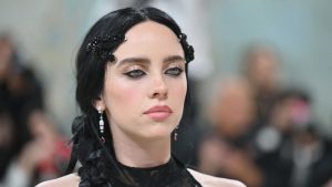 Billie Eilish respondió a las críticas por el uso de ropa más femenina.