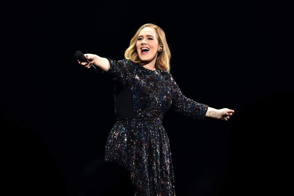 Adele bromea retando a su público a arrojarle un objeto al escenario
