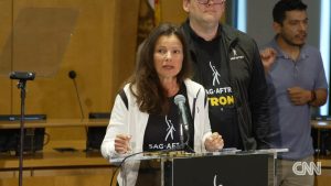 Así fue el discurso de Fran Drescher al declarar la huelga de actores y su respuesta las criticas | Video