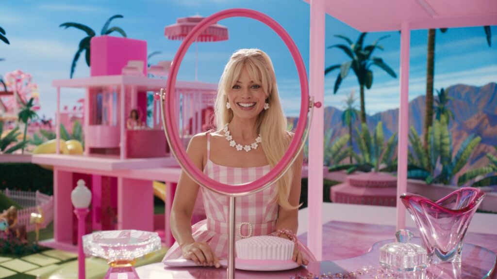 "Barbie" transmite un mensaje feminista adornado con todos los accesorios adecuados