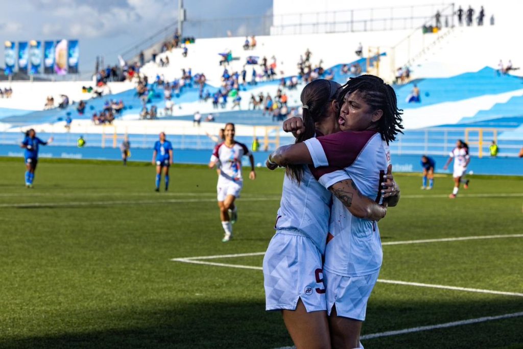 Vinotinto femenina