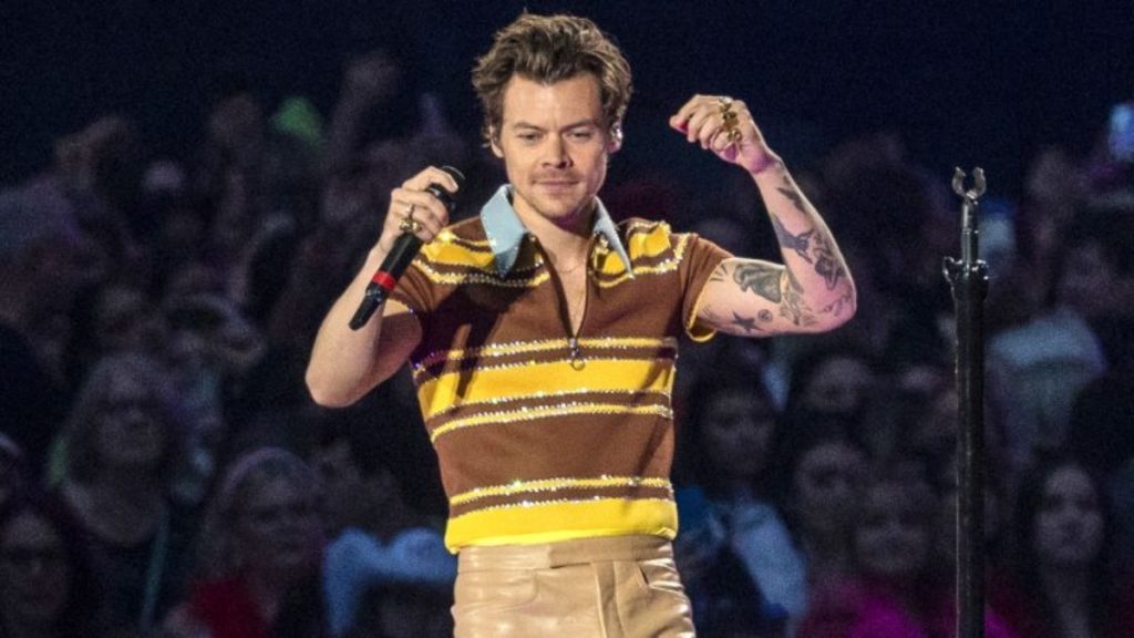 Golpean en un ojo a Harry Styles con un objeto mientras actuaba en el escenario de su concierto en Viena
