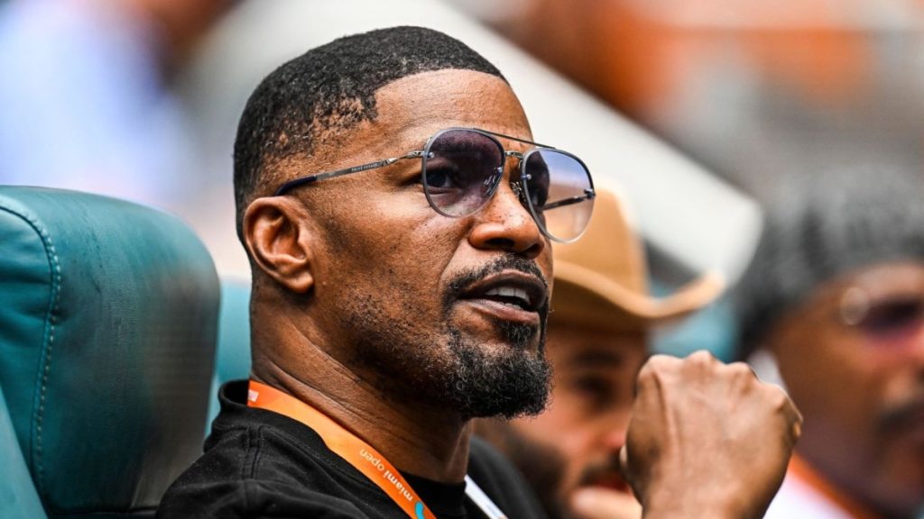 Jamie Foxx "celebra el verano" en su primera aparición pública desde que fue hospitalizado