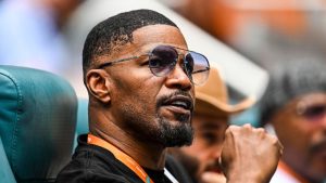 Jamie Foxx "celebra el verano" en su primera aparición pública desde que fue hospitalizado