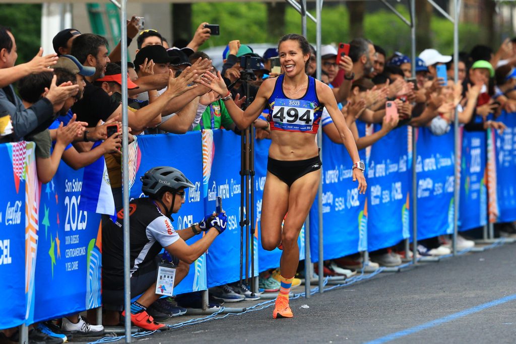 Joselyn Brea ganó con récord la media maratón de San Salvador 2023