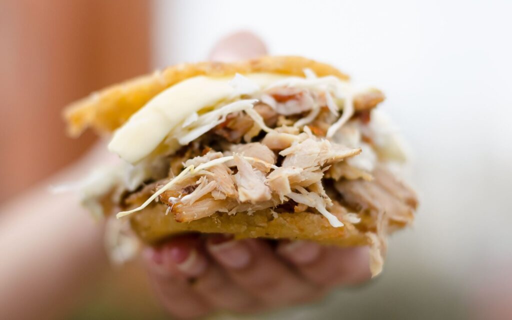 La arepa venezolana se posiciona en el Camino de Santiago y deleita los paladares españoles