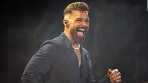 Los gemelos de Ricky Martin lo sorprenden durante un concierto en Suiza | Video