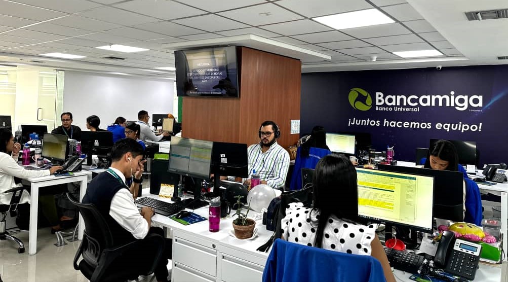 Imagen destacada. Colaboradores en oficina de Bancamiga