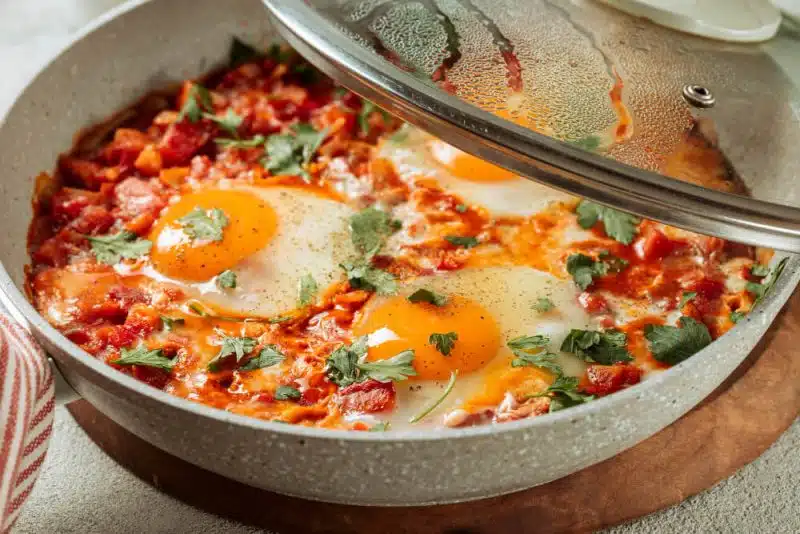 Huevos en salsa de tomate y verduras