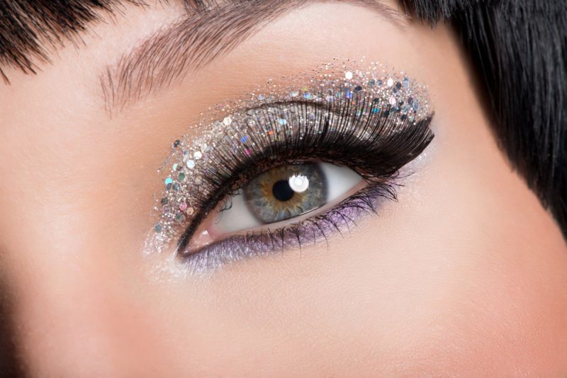 Maquillaje de ojos metalizado brillante
