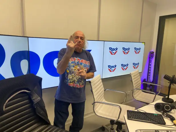El Pirata hace el gesto cornudo, seña de identidad del rock El Pirata hace el gesto cornudo, seña de identidad del rock