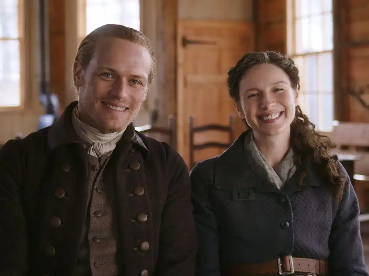 Outlander, banda sonora y todas las canciones que suenan en las 7 temporadas de la serie de ciencia ficción histórica 6 Sam Heughan y Catriona Bafle en Outlander
