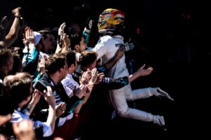 Lewis Hamilton cumple su sueño al firmar contrato con Ferrari