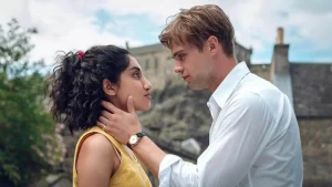 Ambika Mod y Leo Woodall en Siempre el mismo día