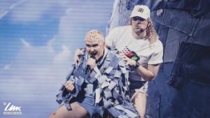 Windows95man cantando "No Rules"