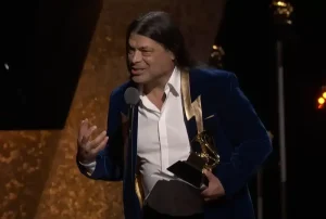 Robert Trujillo de Metallica en los Grammys 2024