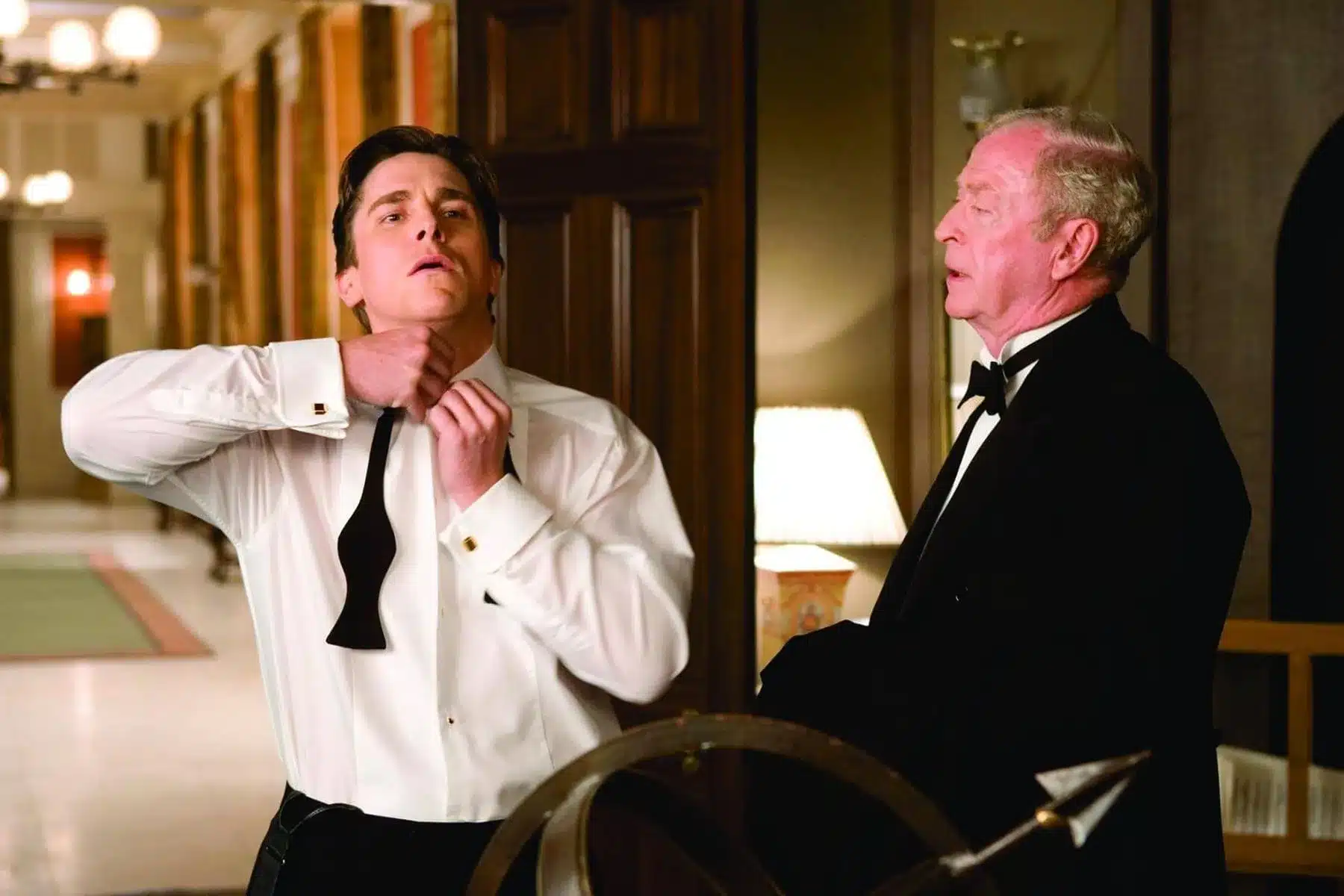 Batman Begins, banda sonora y canciones de la película que inicia la trilogía de El Caballero Oscuro de Christopher Nolan 4 Christian Bale y Michael Caine en Batman Begins