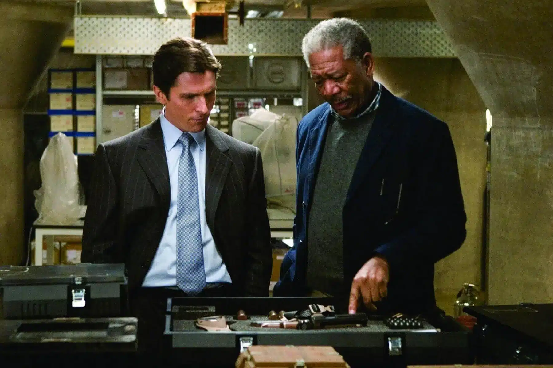 Batman Begins, banda sonora y canciones de la película que inicia la trilogía de El Caballero Oscuro de Christopher Nolan 5 Christian Bale y Morgan Freeman en Batman Begins