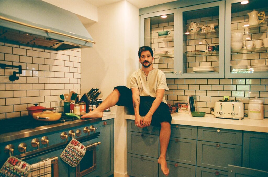 Camilo lanza "Tres", su último EP antes de la llegada de su álbum "Cuatro"
