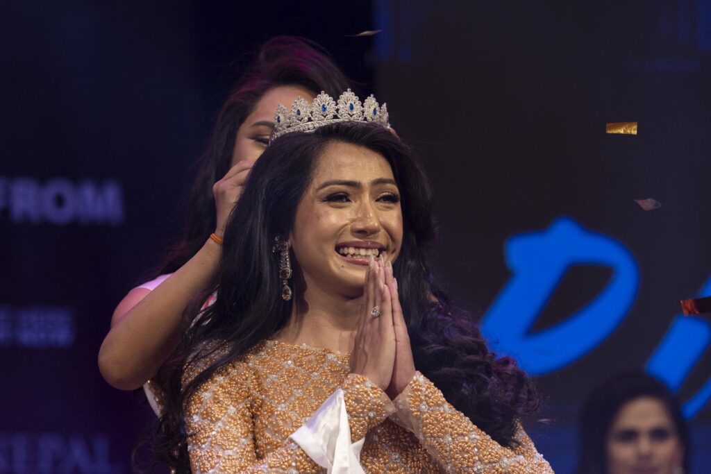 Nepal corona a una nueva reina de la belleza transgénero