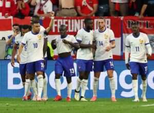 Francia ganó en un flojo debut en la Eurocopa