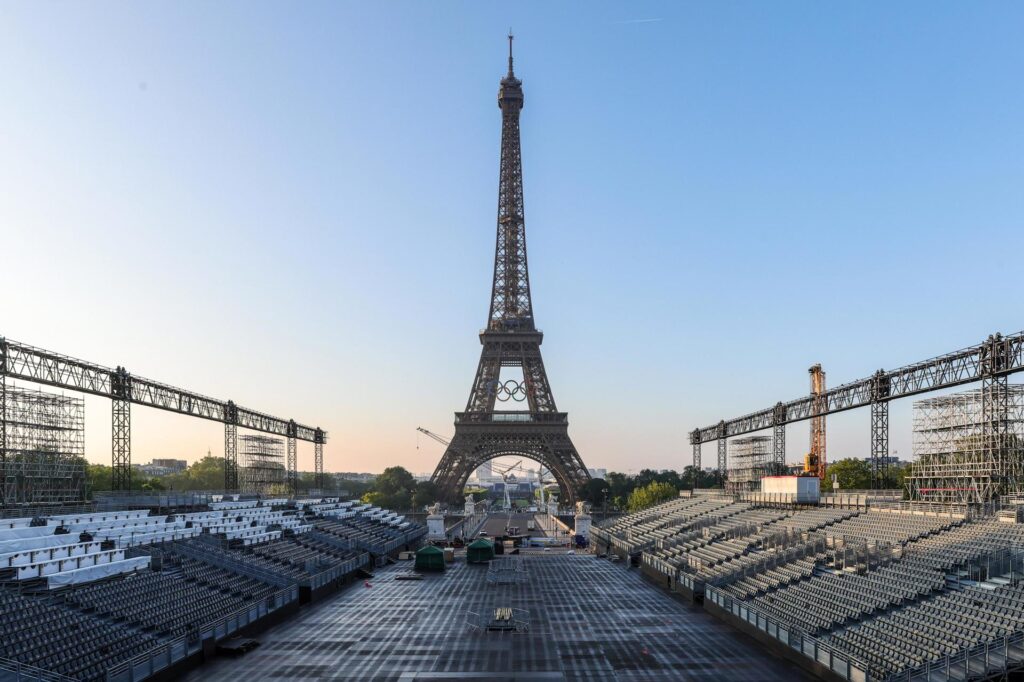 La Torre Eiffel ya exhibe los aros olímpicos