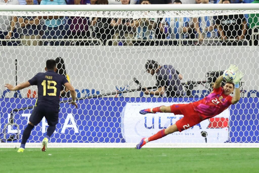 Gracias a "San Dibu": Argentina avanzó a las semifinales de la Copa América