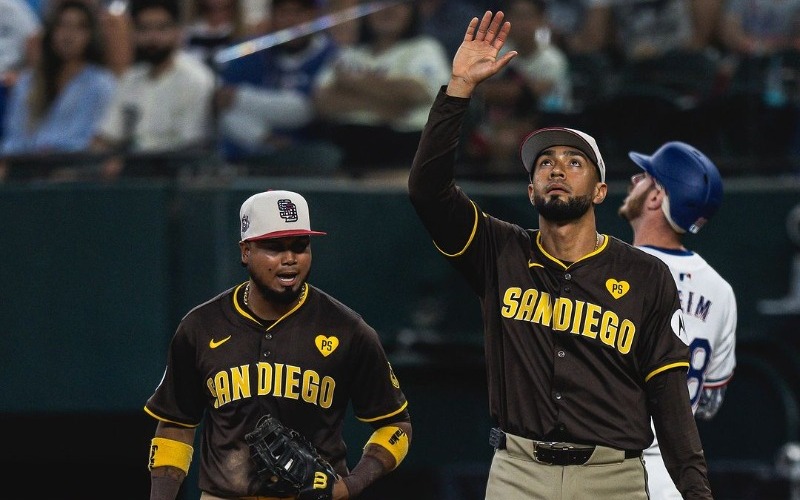 Luis Arráez y Robert Suárez. Fuente de imagen referencial - San Diego Padres