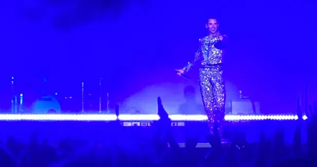 El artista anima al público a cantar